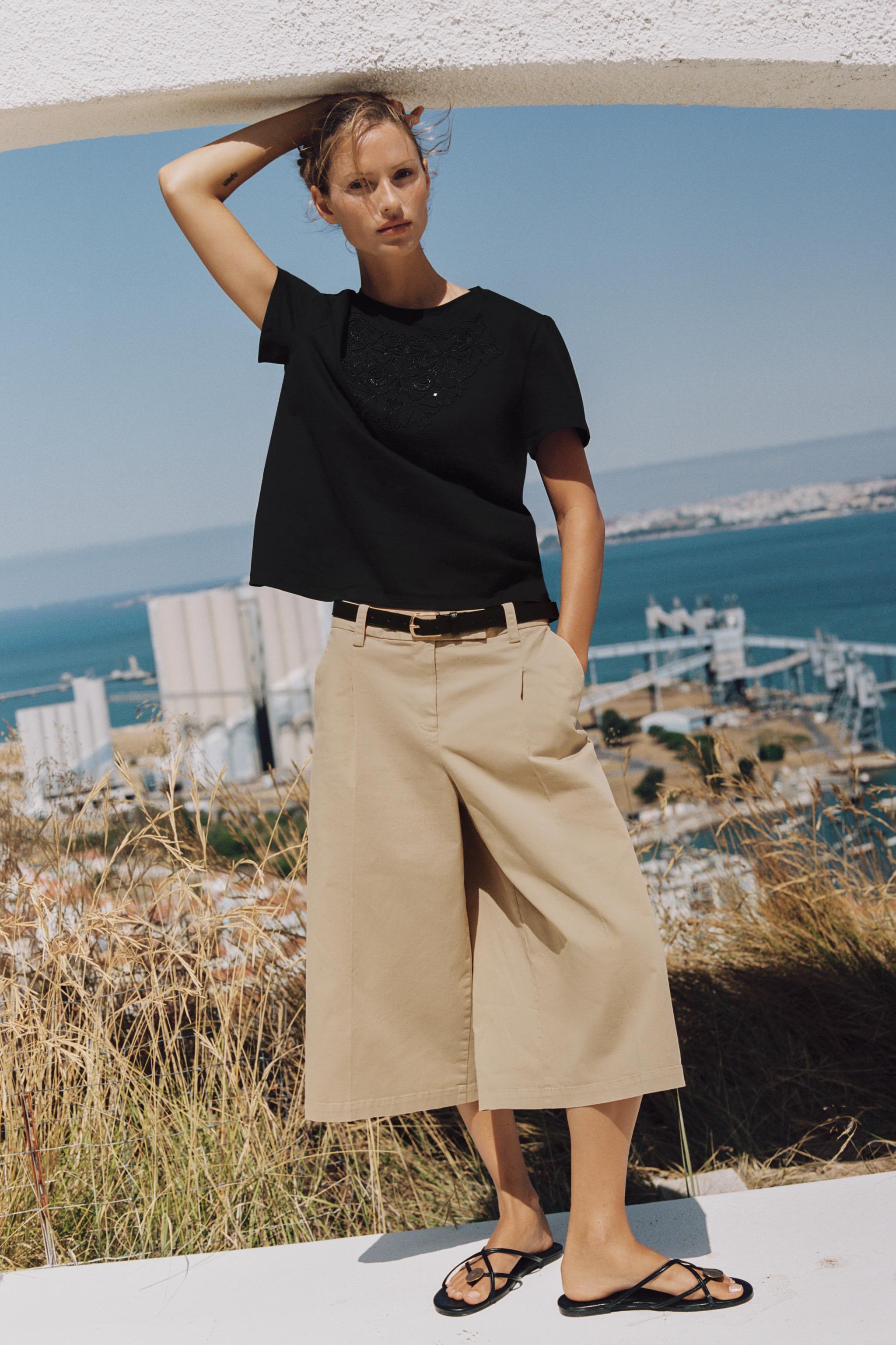 Футболка из хлопка с вышивкой — ZARA
