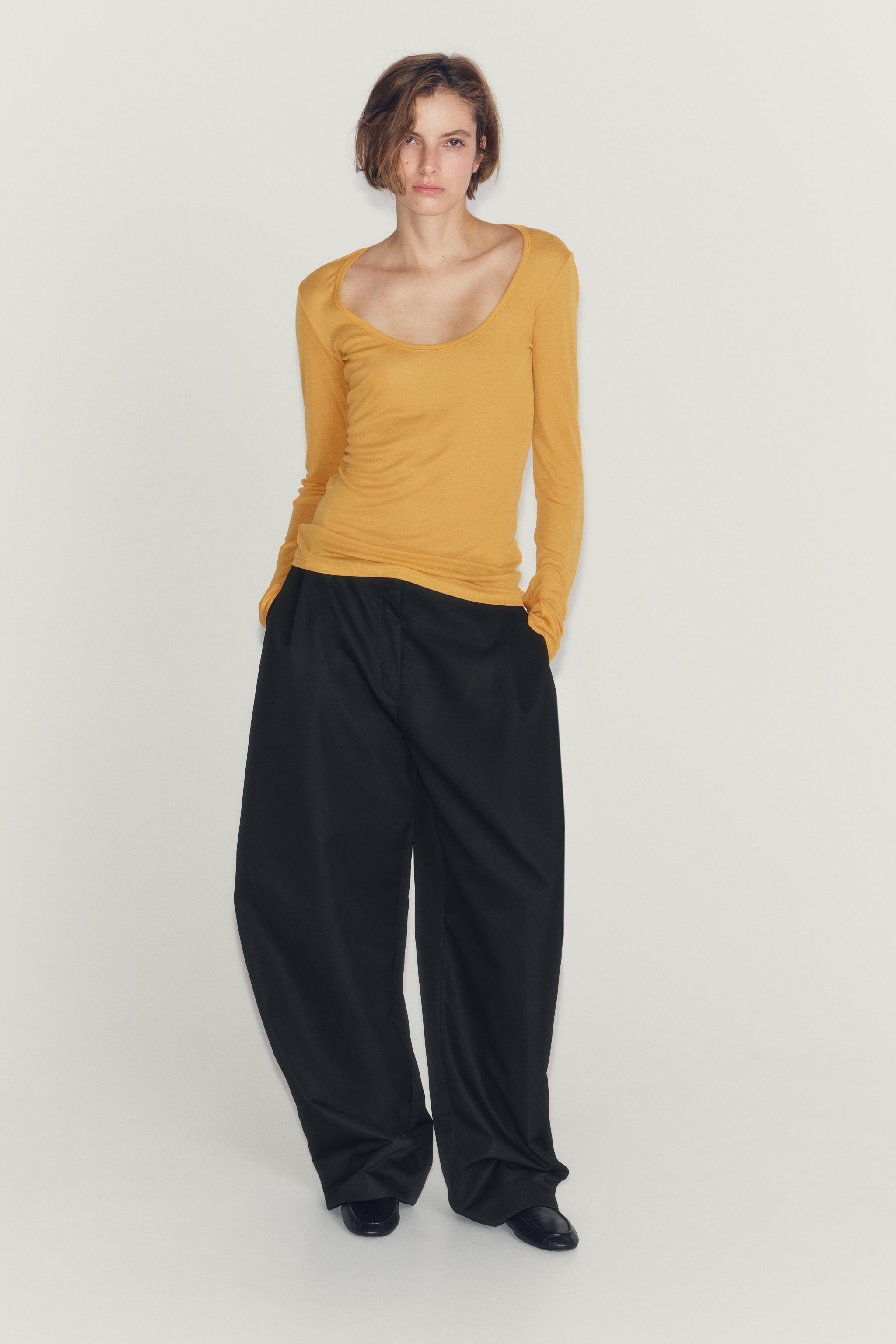 ФУТБОЛКА С КРУГЛЫМ ВЫРЕЗОМ — ZARA