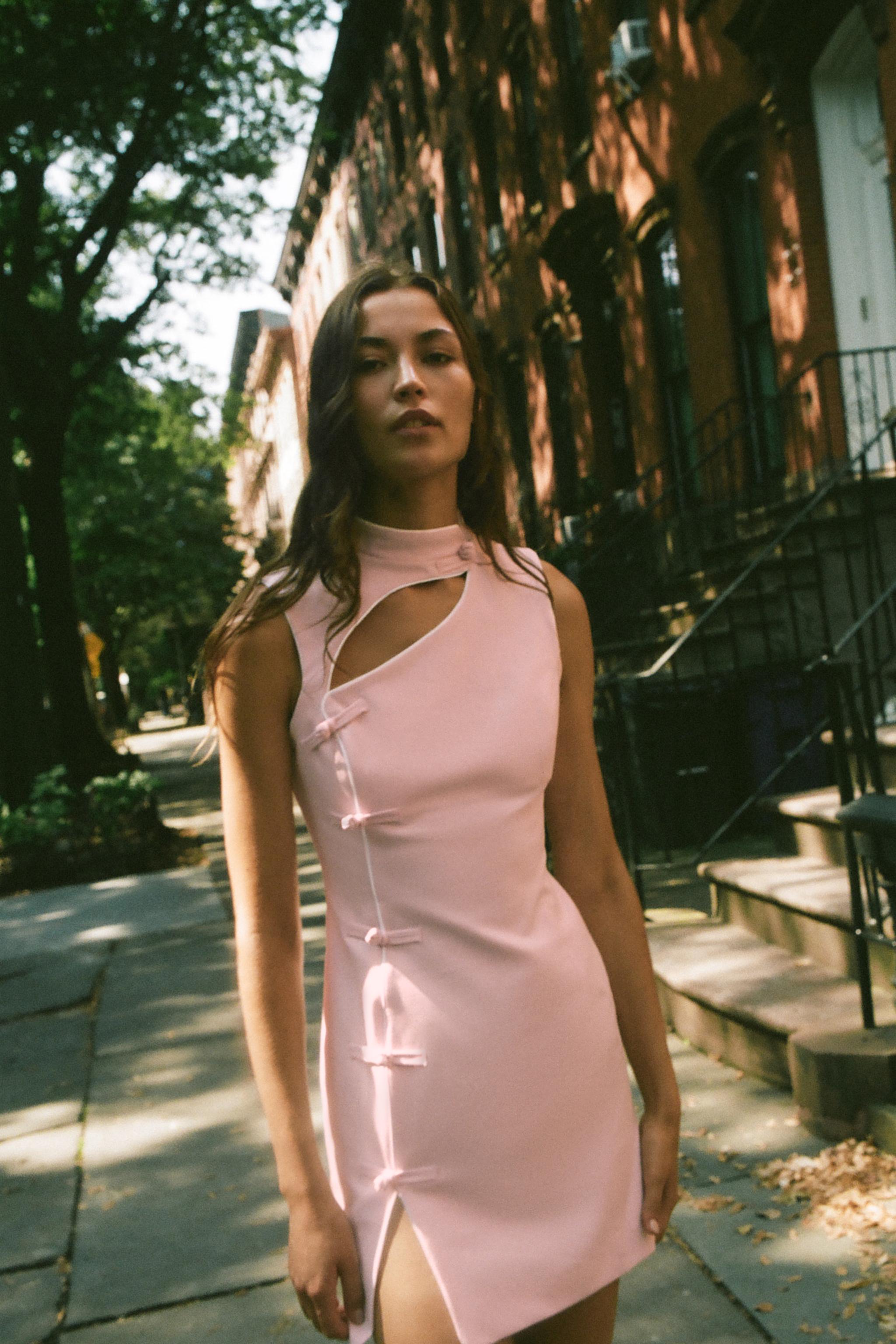Мини-платье с застёжкой-лягушкой — ZARA