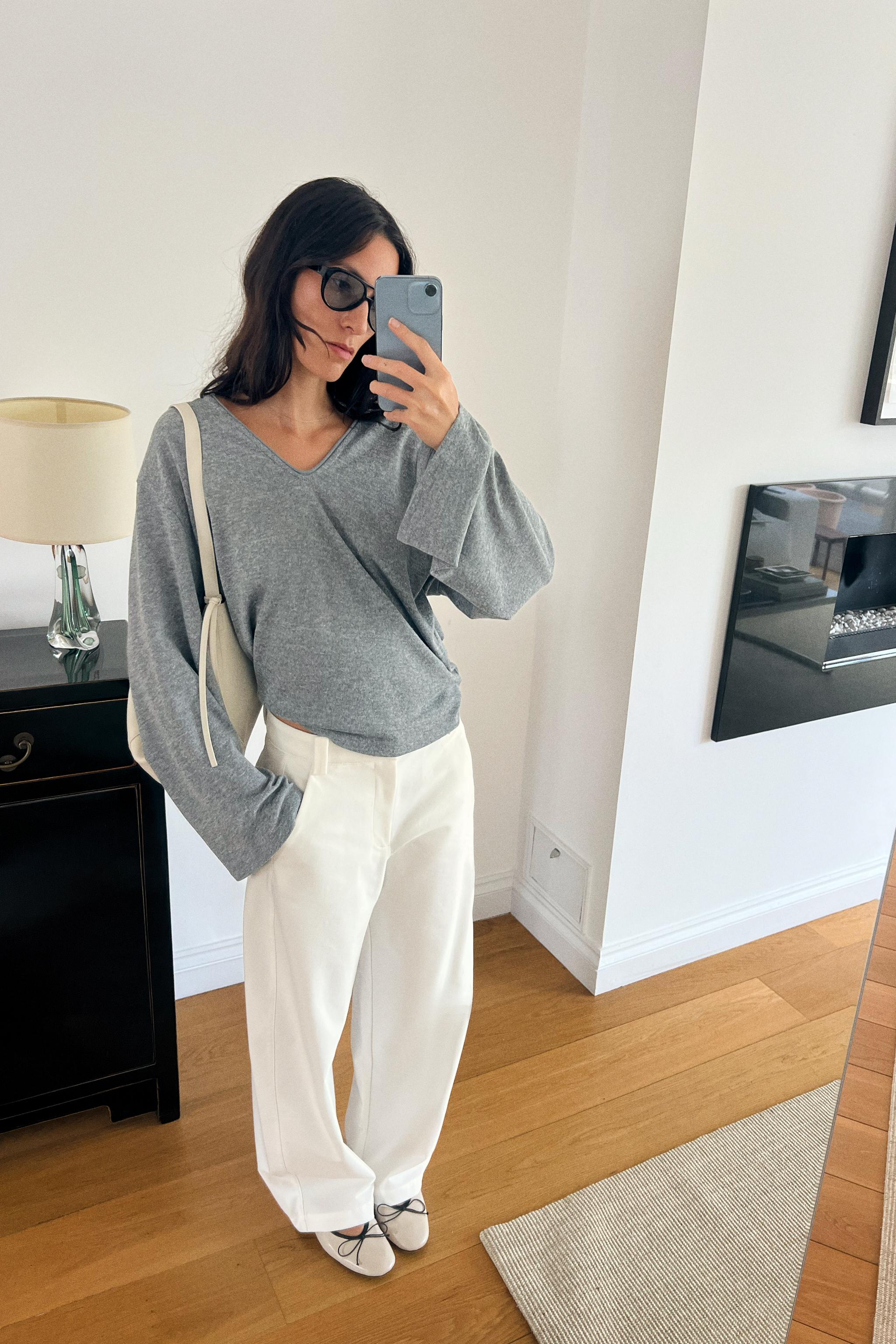 Футболка с V-образным вырезом и фактурной отделкой — ZARA