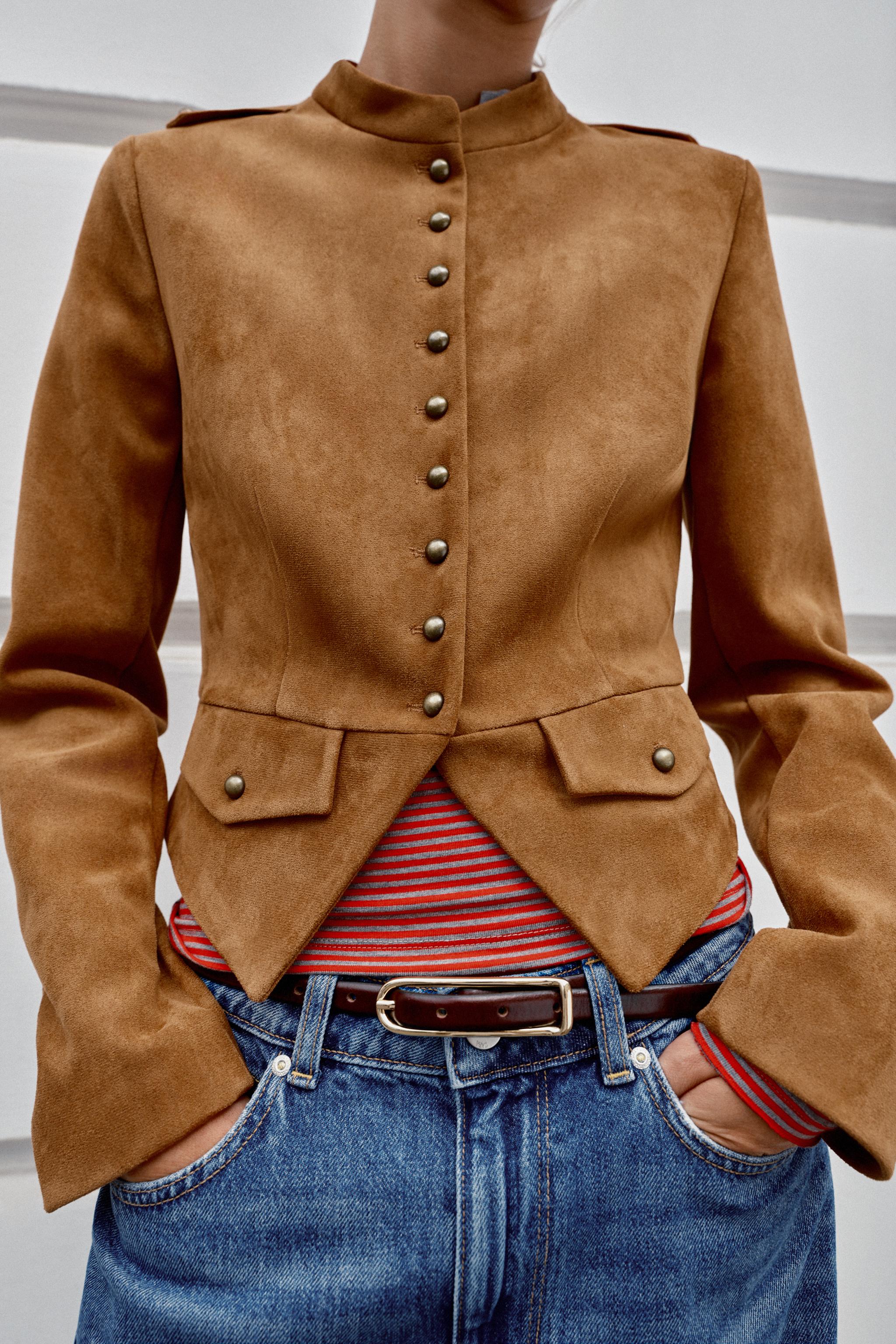 КОРОТКАЯ КУРТКА НА ПУГОВИЦАХ — ZARA