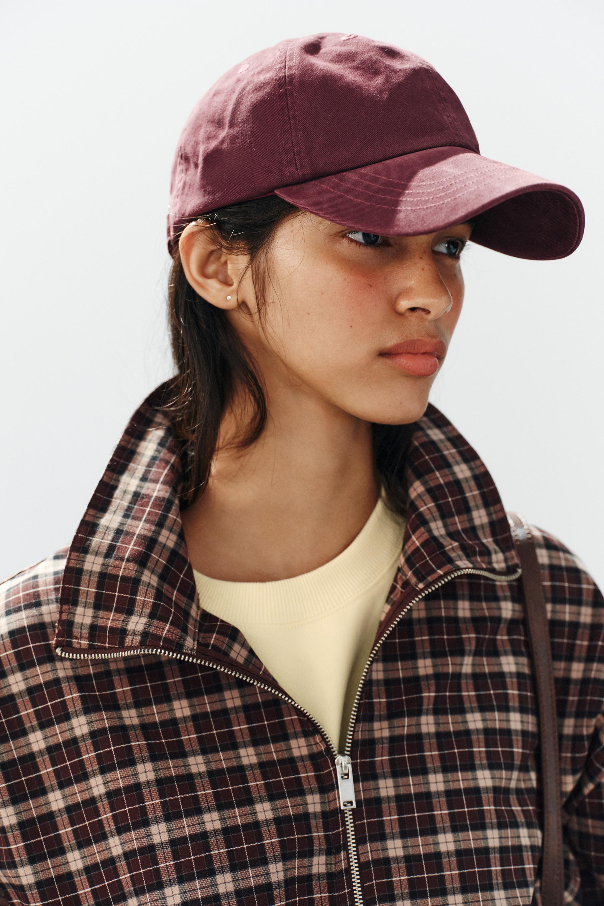 Однотонная кепка из ткани твил — ZARA