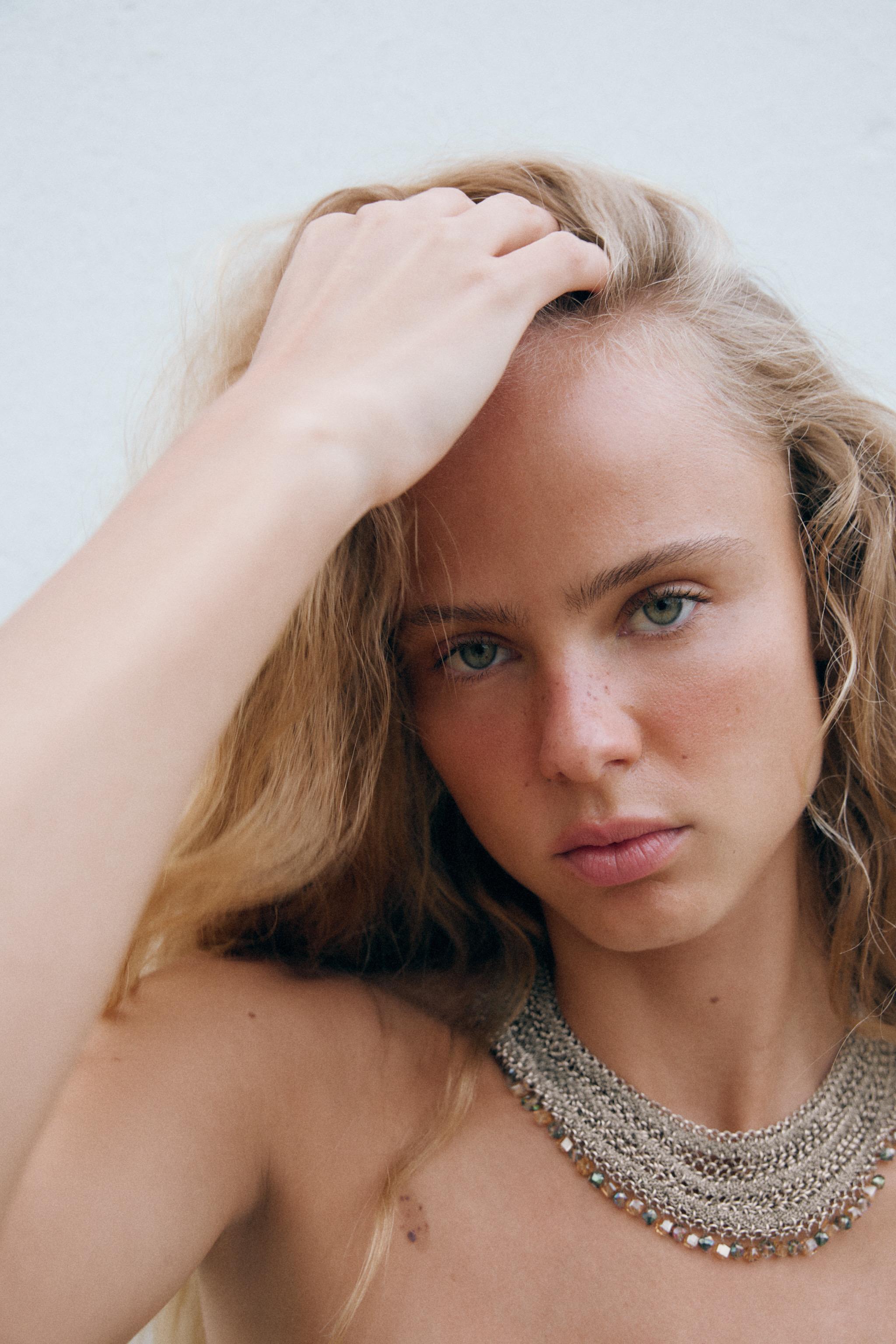 КОЛЬЕ СО СТРАЗАМИ — ZARA