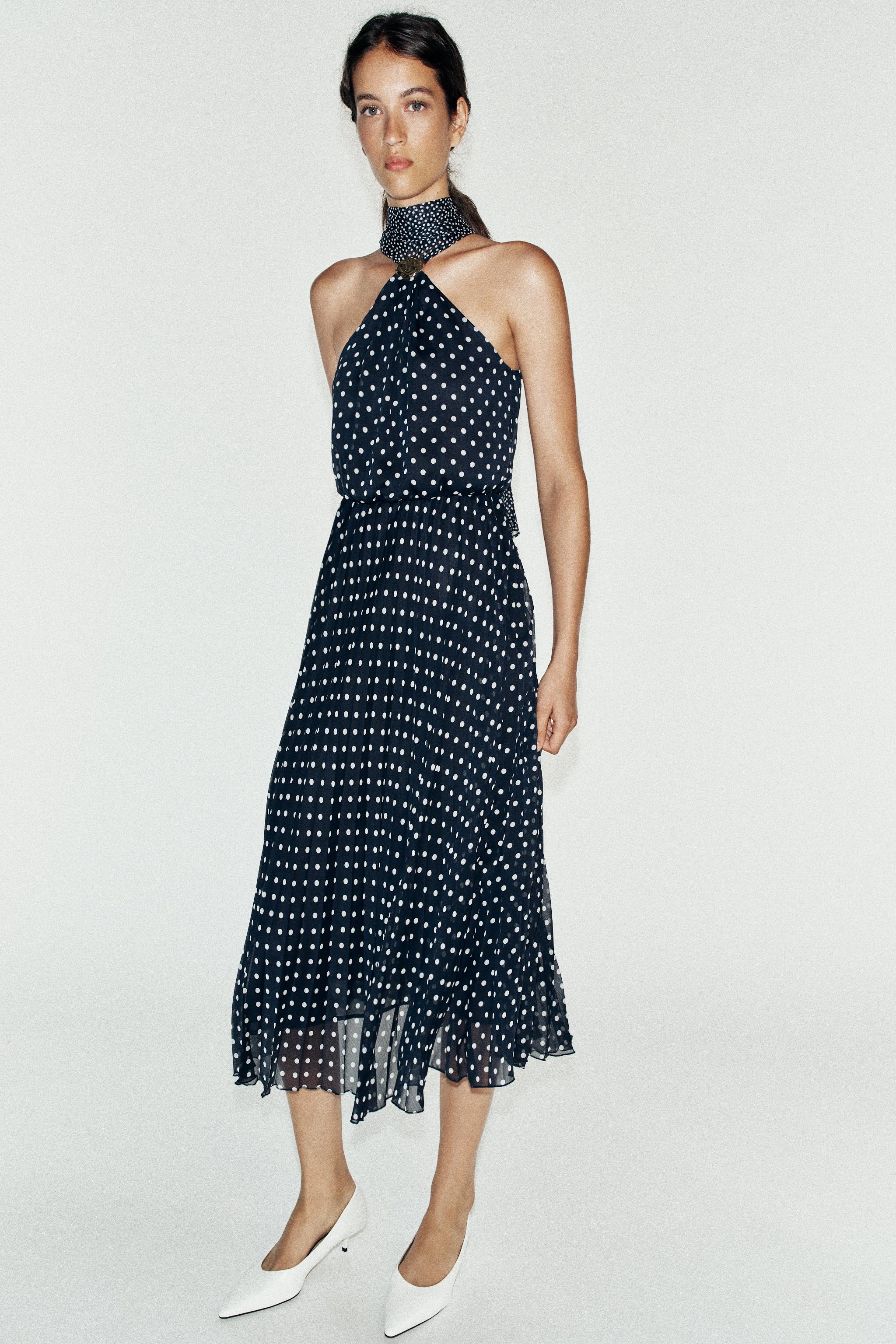 ПЛАТЬЕ МИДИ С ПРИНТОМ В ГОРОХ И ГОРЛОВИНОЙ ХАЛТЕР — ZARA