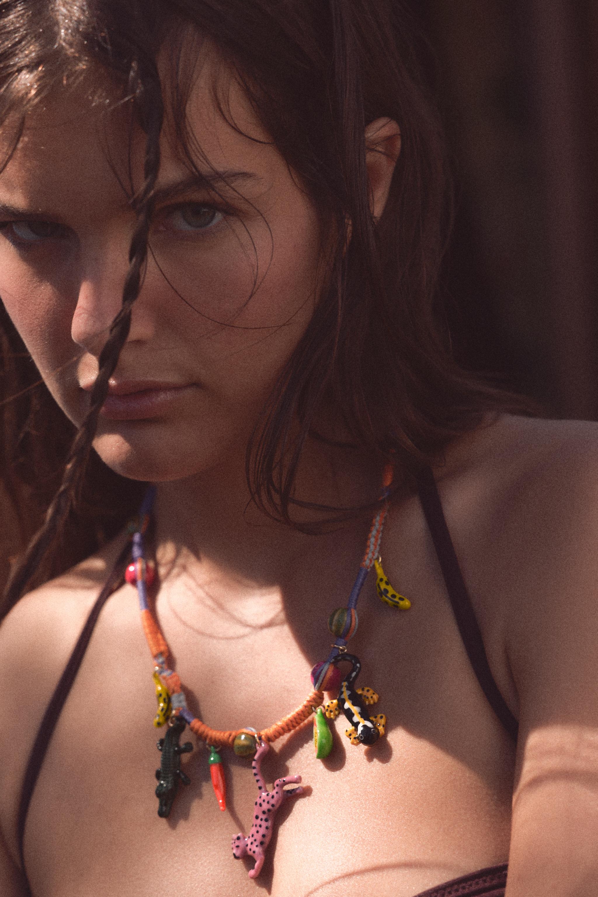 ОЖЕРЕЛЬЕ ИЗ ШНУРА С ПОДВЕСКАМИ-КРОКОДИЛАМИ — ZARA
