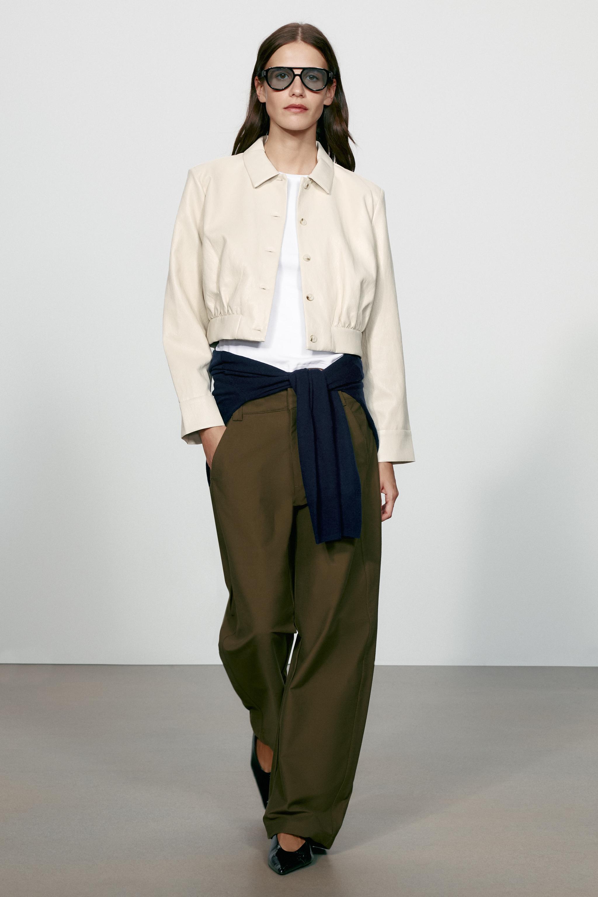 Укороченная рубашка с эффектом кожи с плечевыми накладками — ZARA