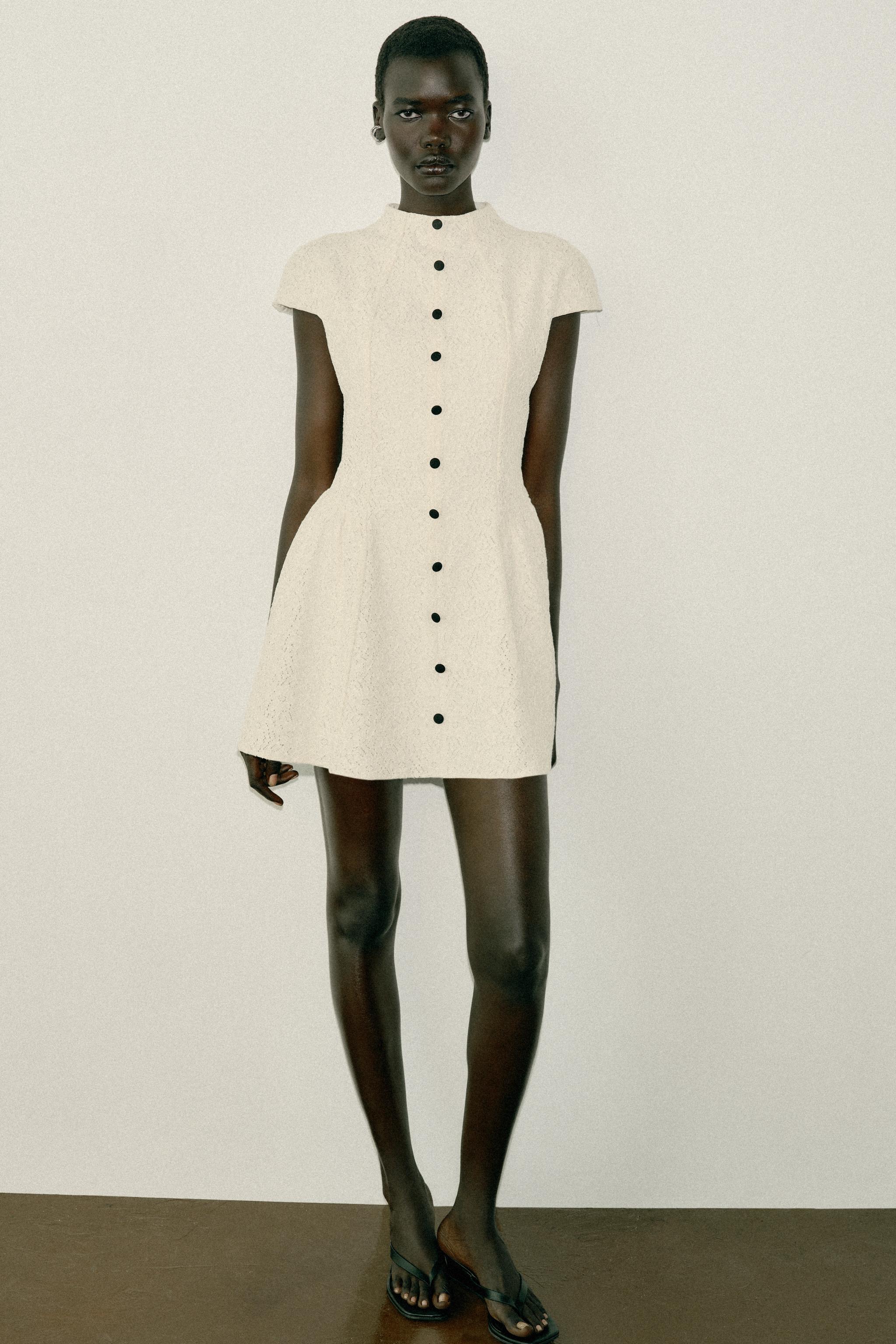 КОРОТКОЕ КРУЖЕВНОЕ ПЛАТЬЕ С КОНТРАСТНЫМИ ПУГОВИЦАМИ — ZARA