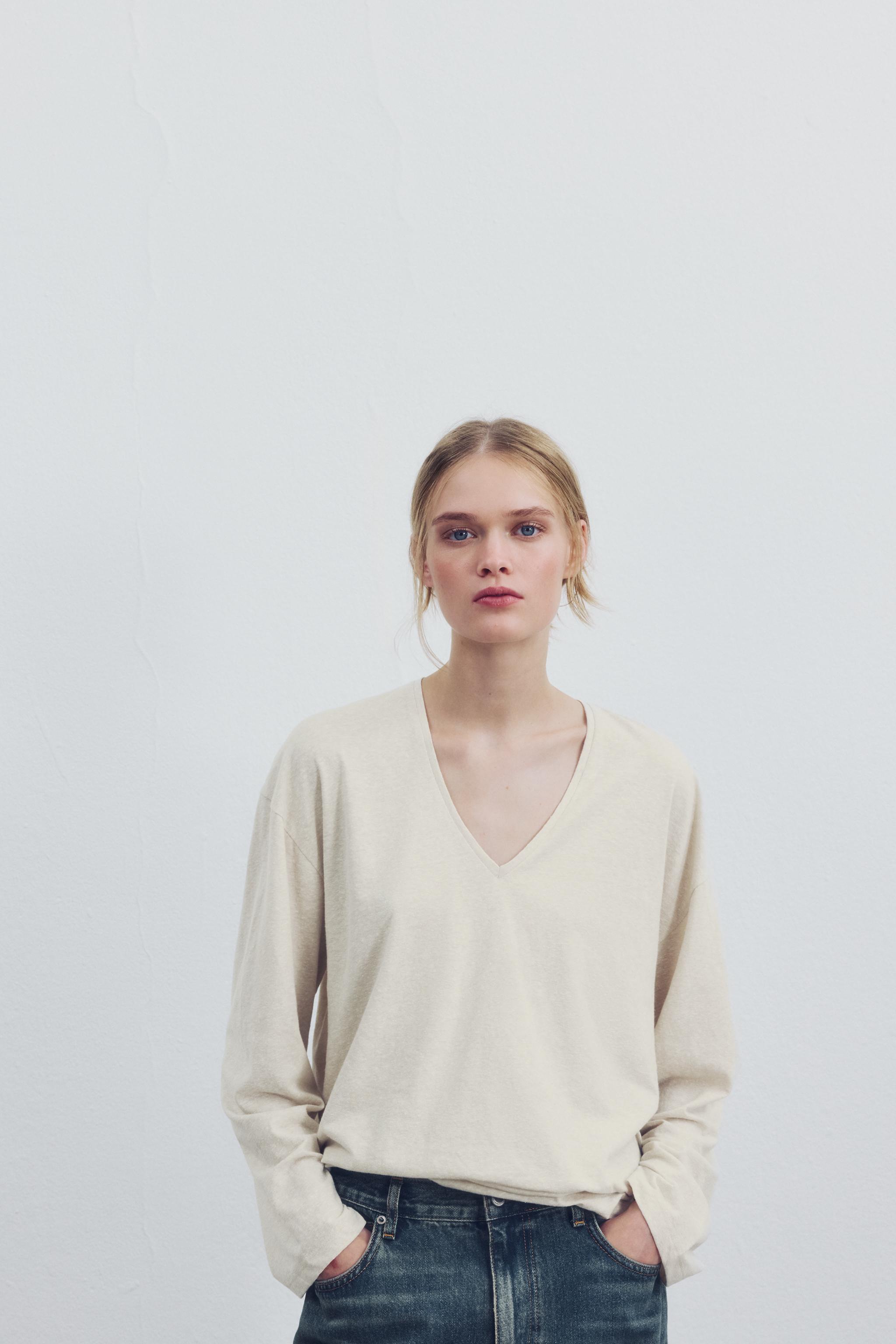 ФУТБОЛКА С V-ОБРАЗНЫМ ВЫРЕЗОМ — ZARA