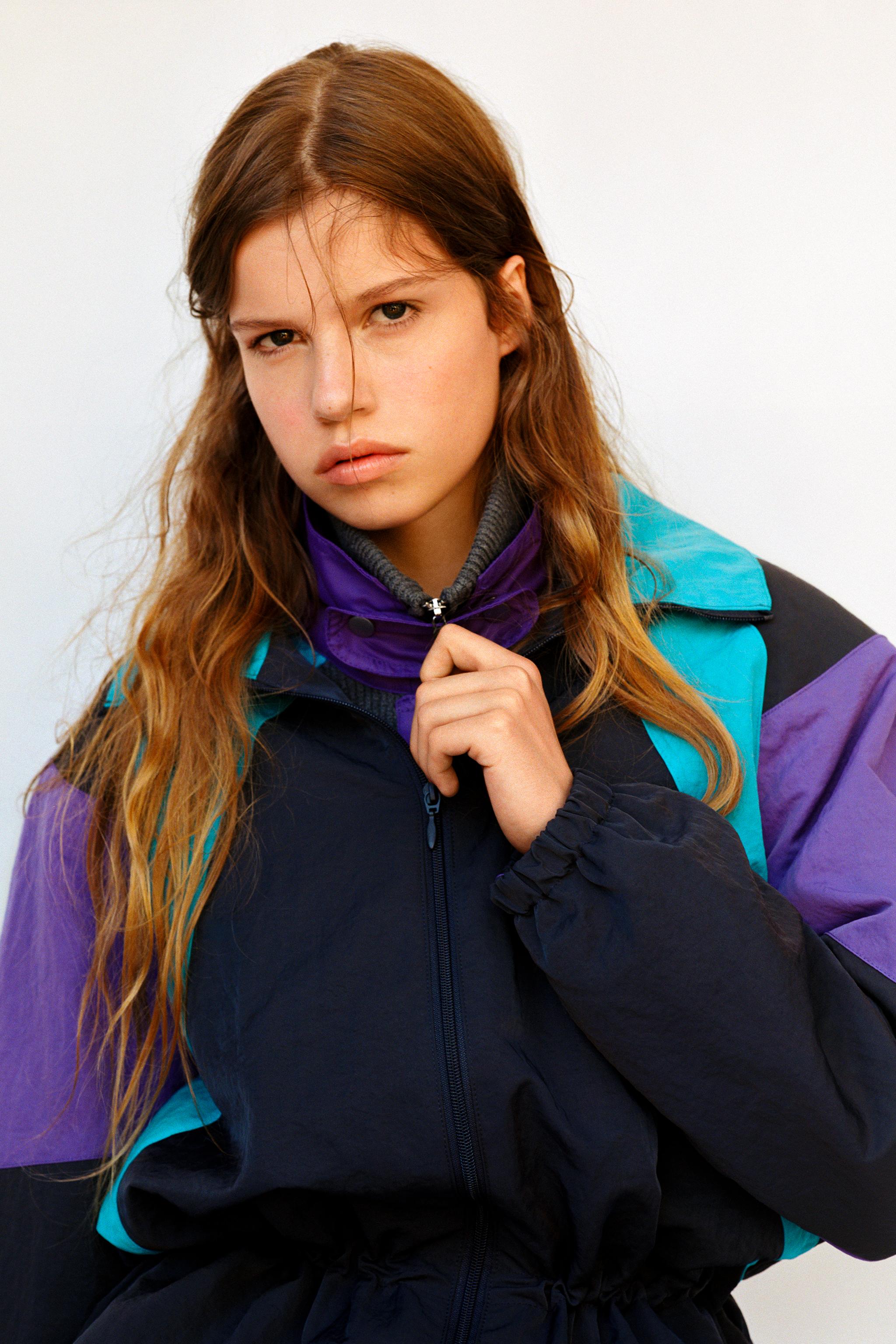 Куртка с подплечниками и контрастными деталями — ZARA