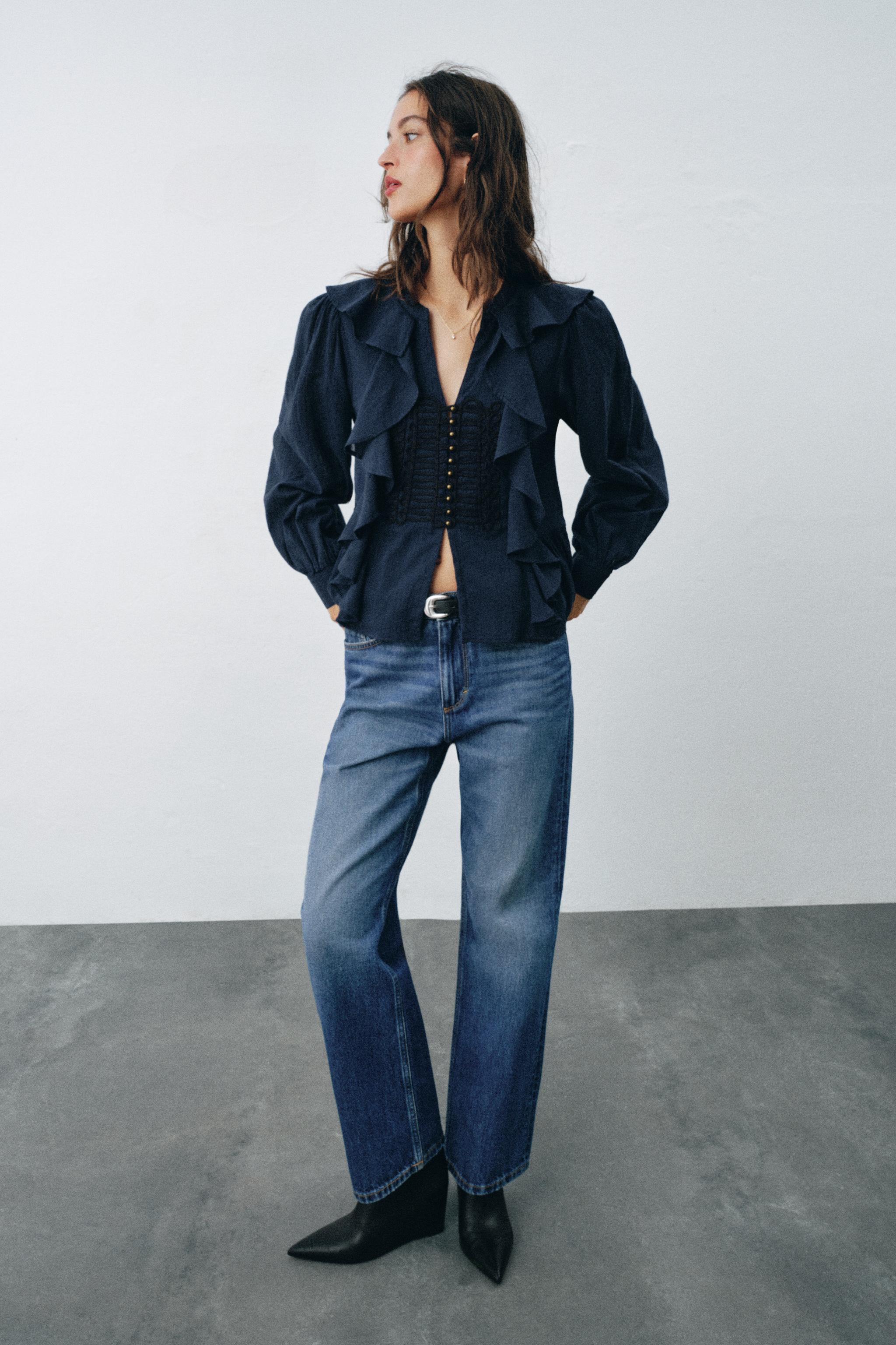 БЛУЗА С ВОЛАНАМИ И ЗАСТЕЖКОЙ ТОГГЛ — ZARA