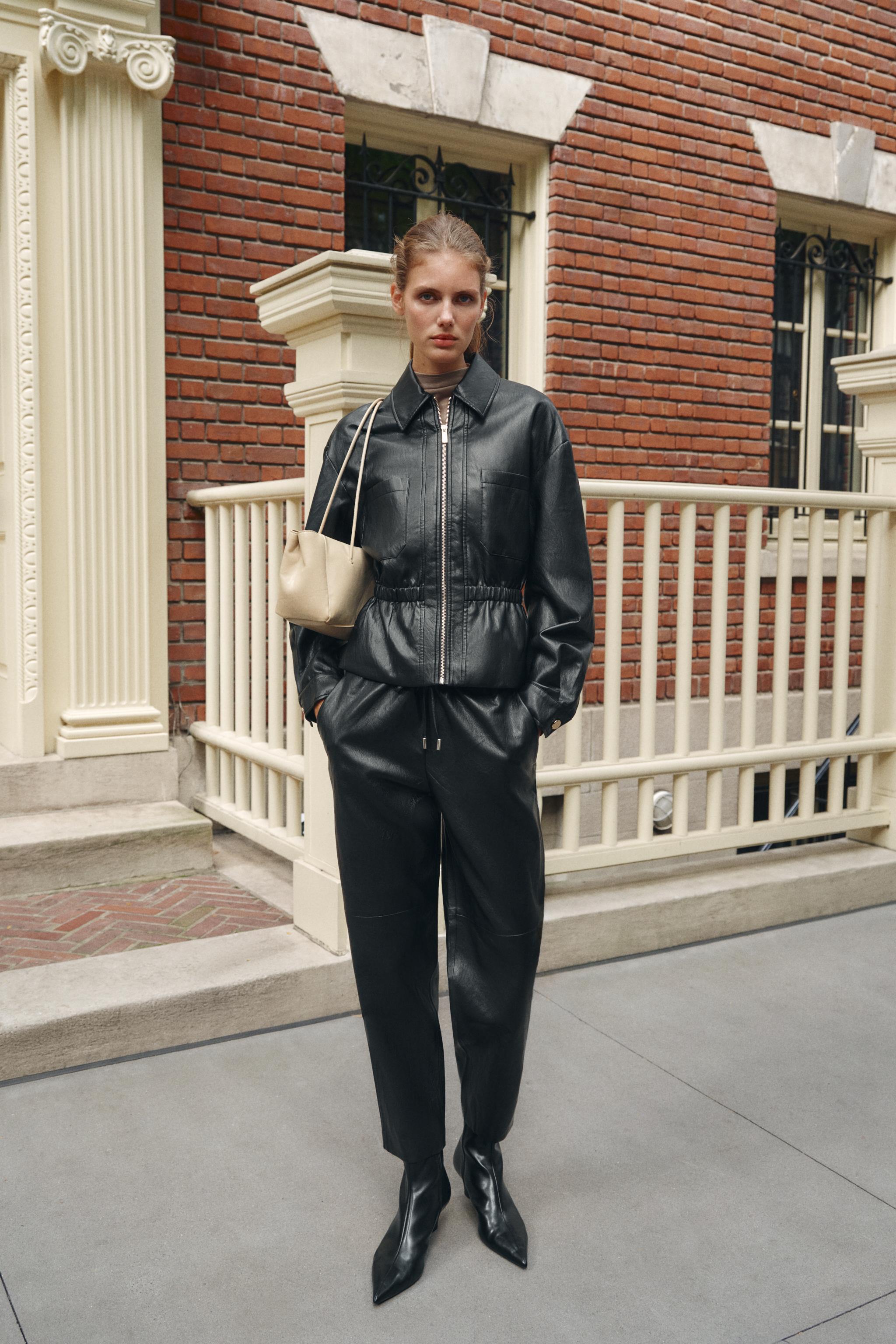 Брюки с эффектом кожи на эластичном поясе — ZARA