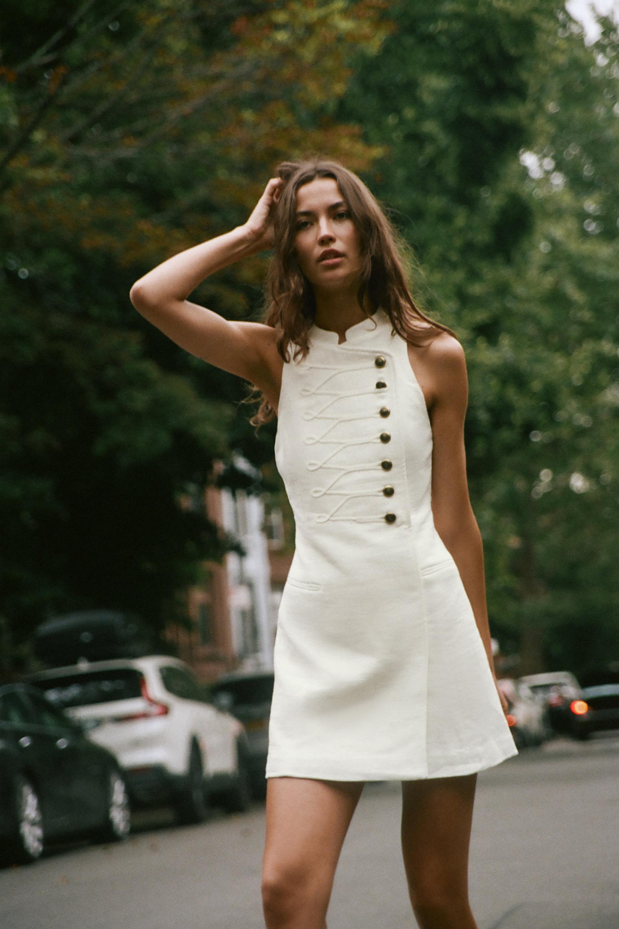 Мини-платье с застёжкой-лягушкой — ZARA