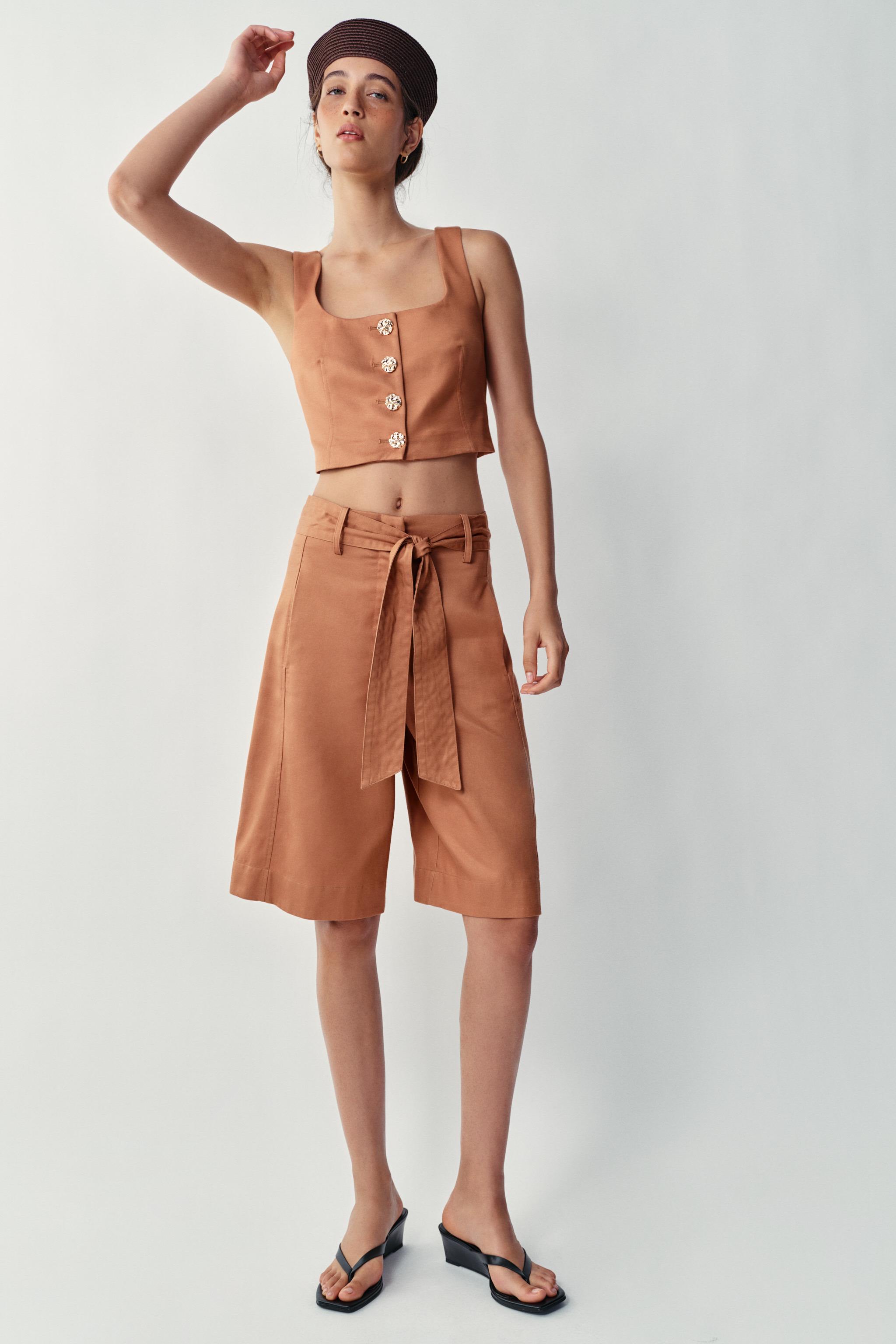 УКОРОЧЕННЫЙ ЖИЛЕТ С ЗОЛОТИСТЫМИ ПУГОВИЦАМИ — ZARA