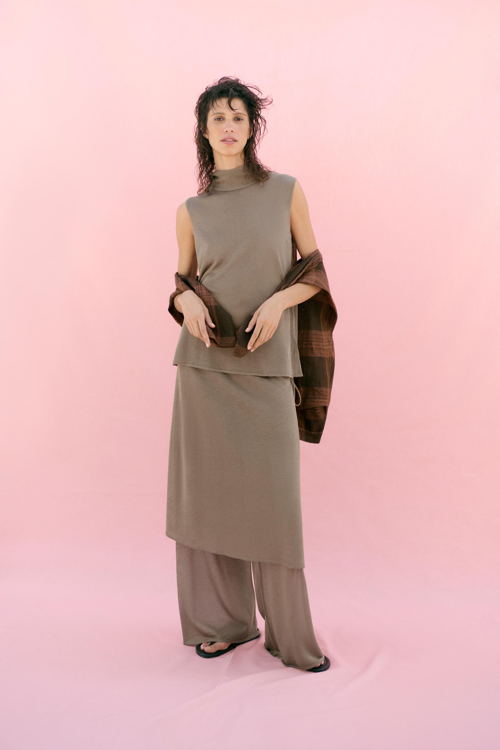 Топ с высоким воротом из тонкого трикотажа — ZARA