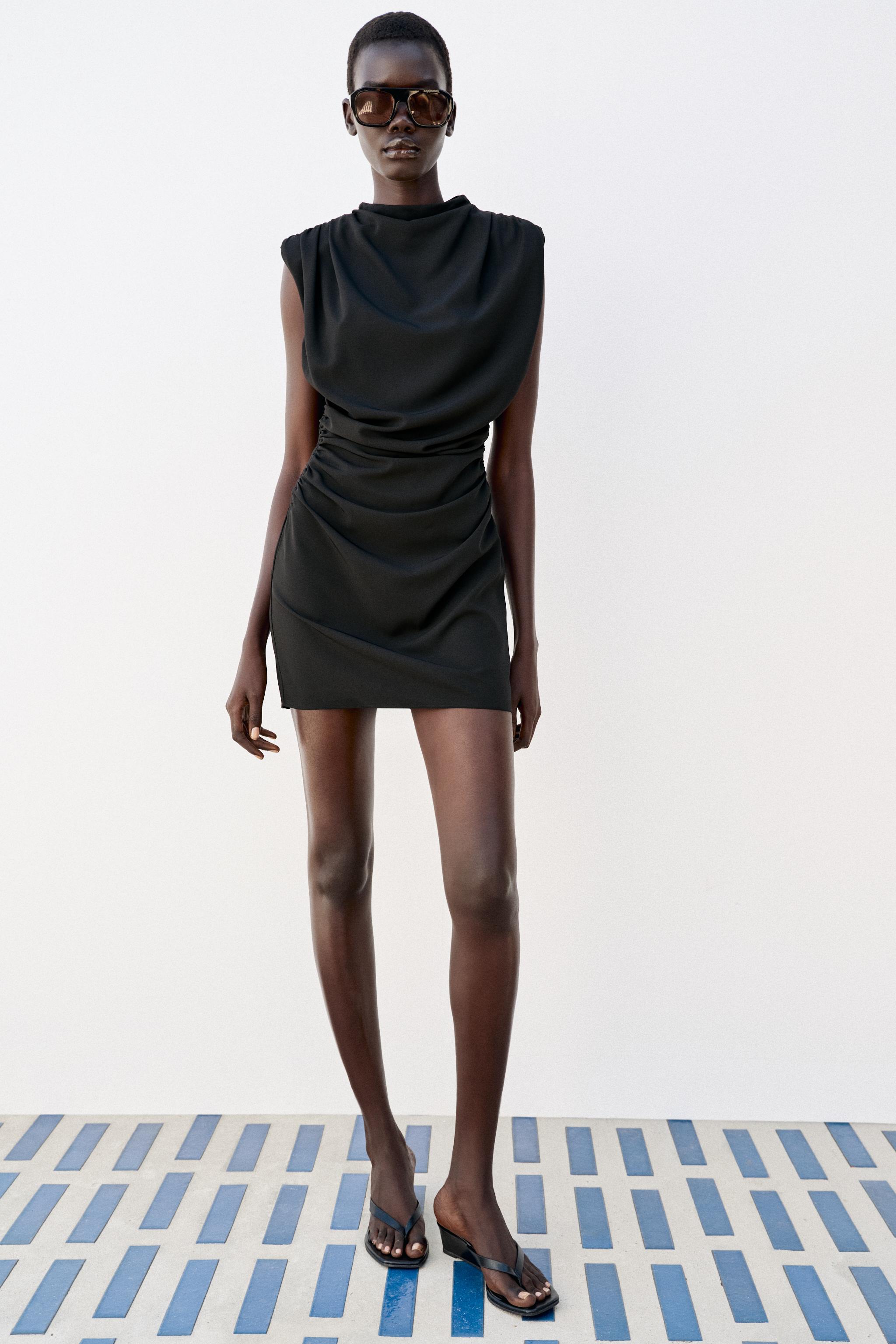 Мини-платье с драпировкой и подплечниками — ZARA
