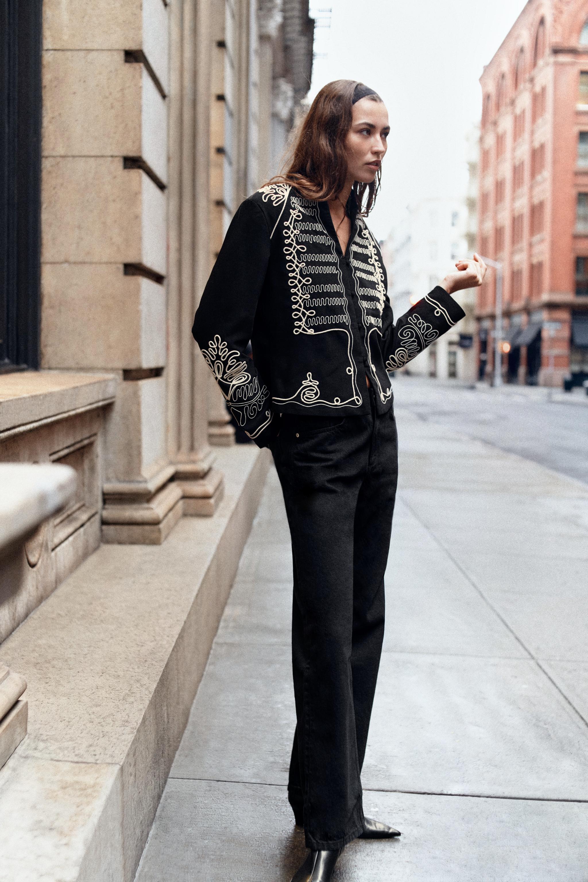 КУРТКА С ВЫШИВКОЙ И ПОДПЛЕЧНИКАМИ — ZARA