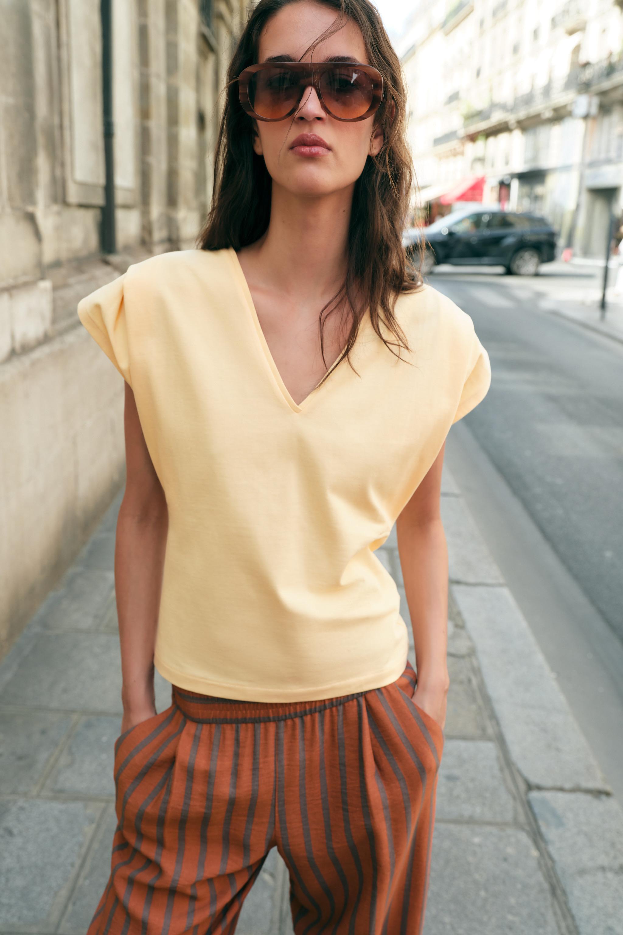 Футболка из хлопка с V-образным вырезом — ZARA